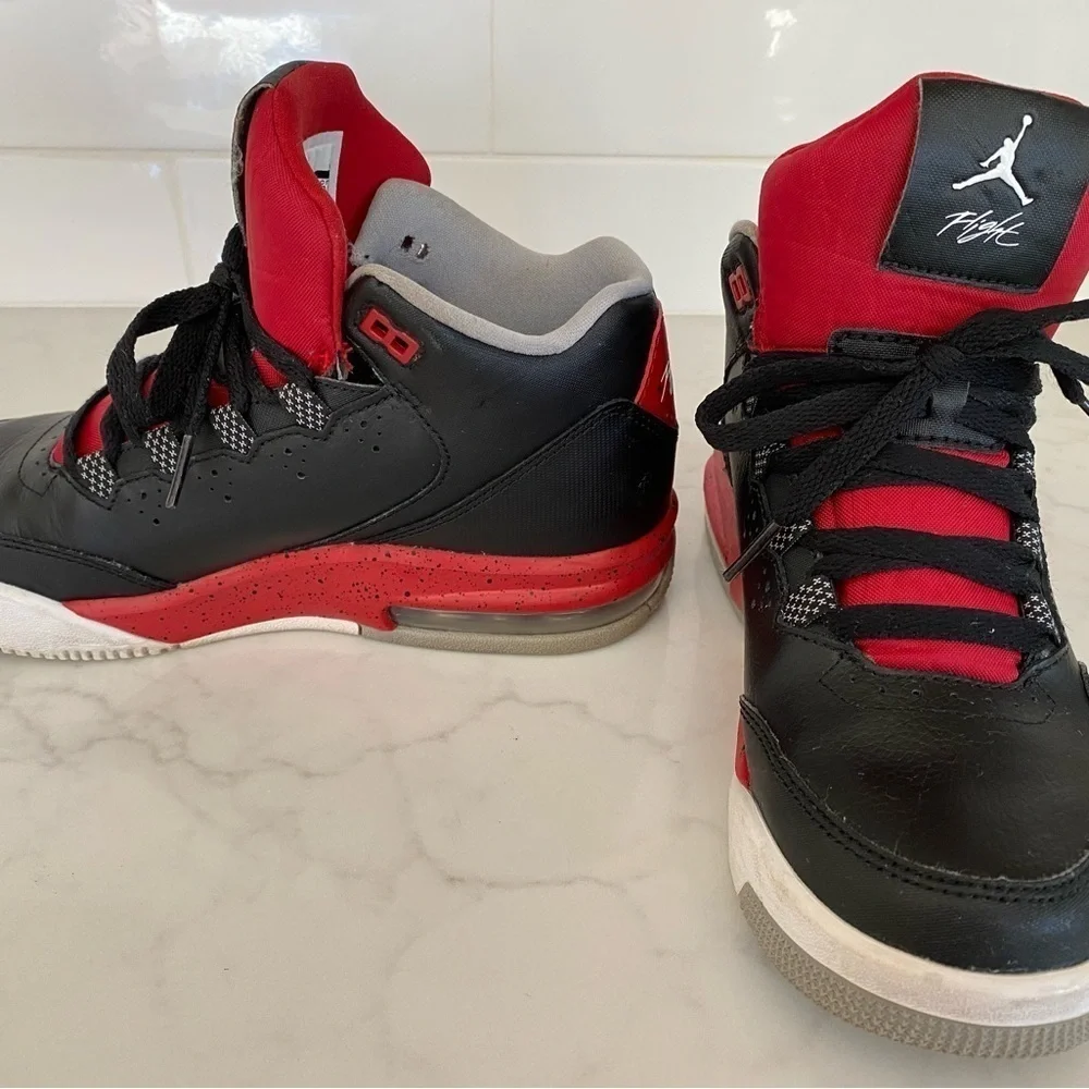 Nike Air Jordan Flight youth size 4.5. NO creases! Used. In excellent condition